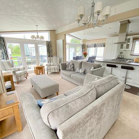 Wildflower, Premium Plus Hot Tub Lodge South Cerney Extérieur photo