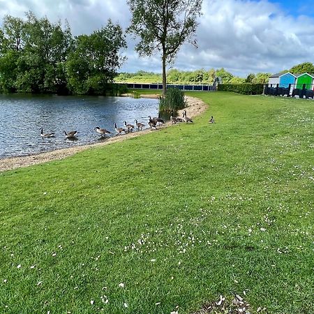 Wildflower, Premium Plus Hot Tub Lodge South Cerney Extérieur photo