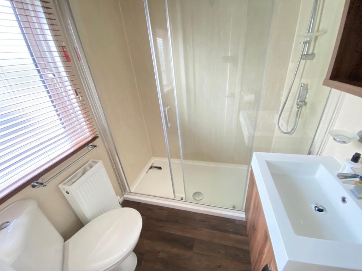 Wildflower, Premium Plus Hot Tub Lodge South Cerney Extérieur photo