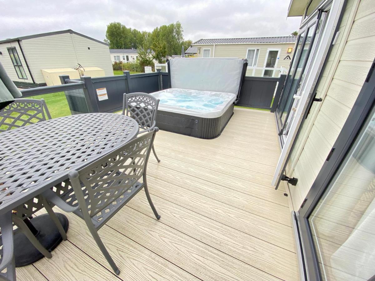 Wildflower, Premium Plus Hot Tub Lodge South Cerney Extérieur photo