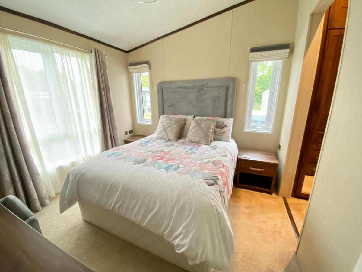 Wildflower, Premium Plus Hot Tub Lodge South Cerney Extérieur photo