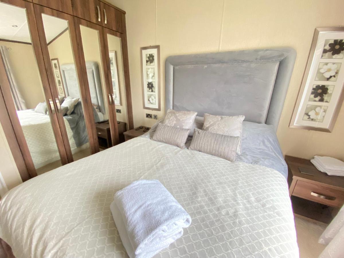 Wildflower, Premium Plus Hot Tub Lodge South Cerney Extérieur photo