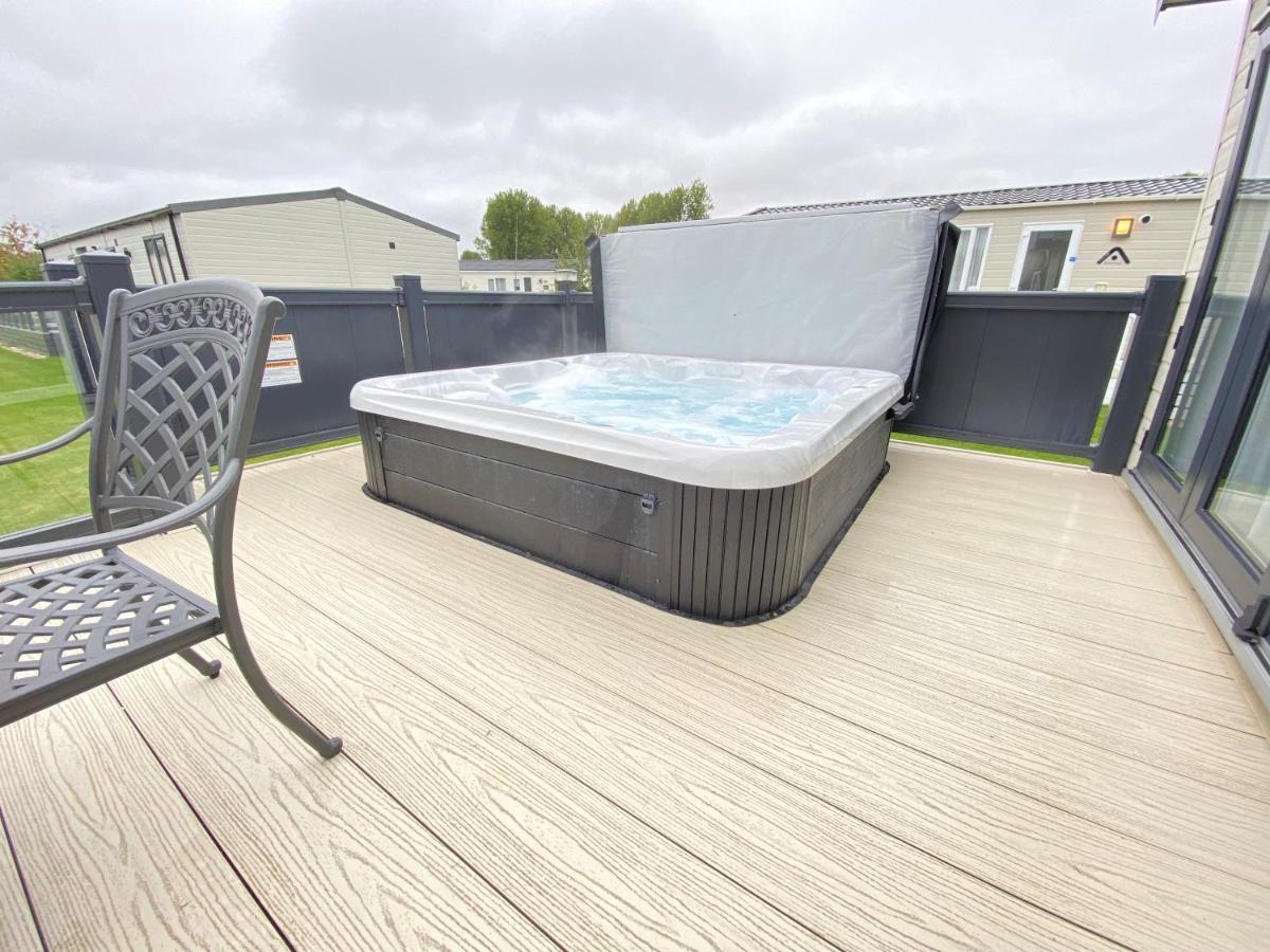 Wildflower, Premium Plus Hot Tub Lodge South Cerney Extérieur photo