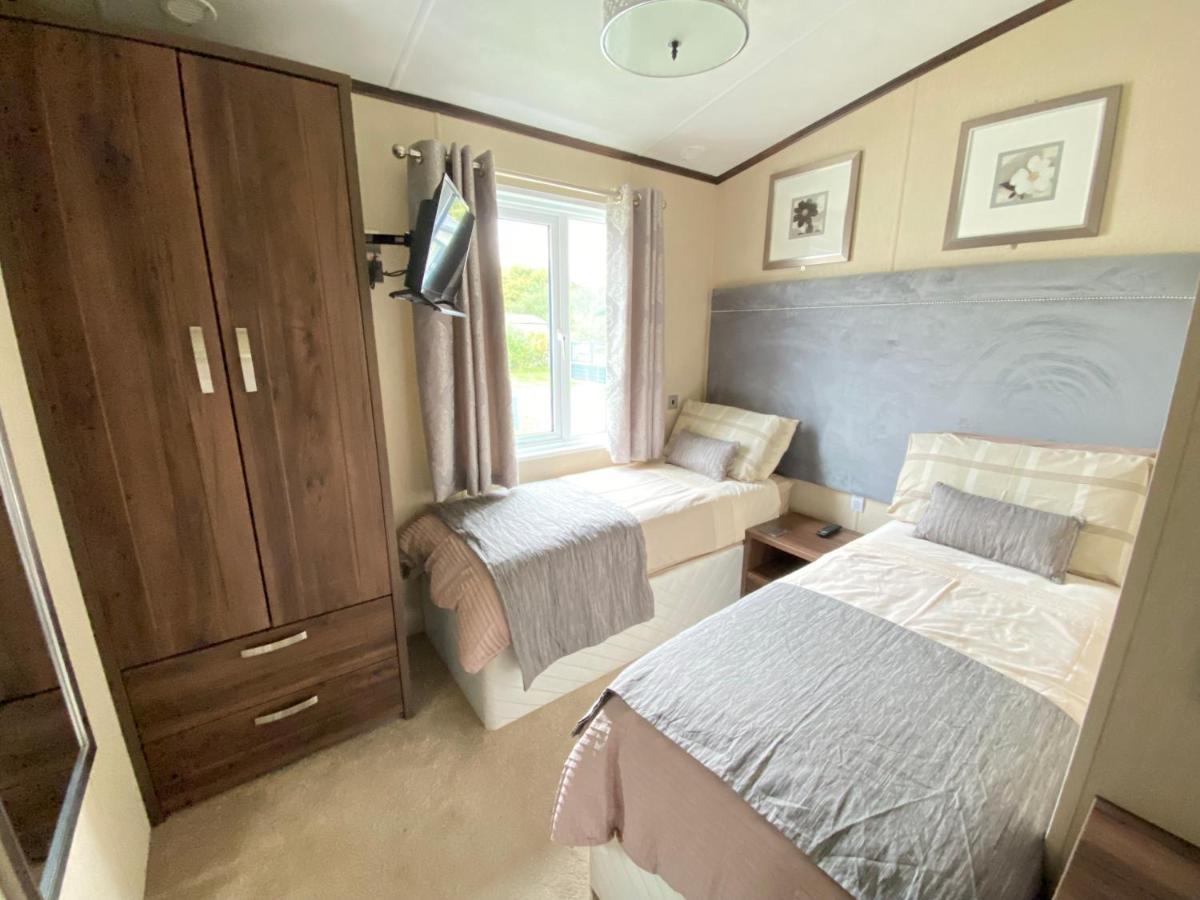 Wildflower, Premium Plus Hot Tub Lodge South Cerney Extérieur photo