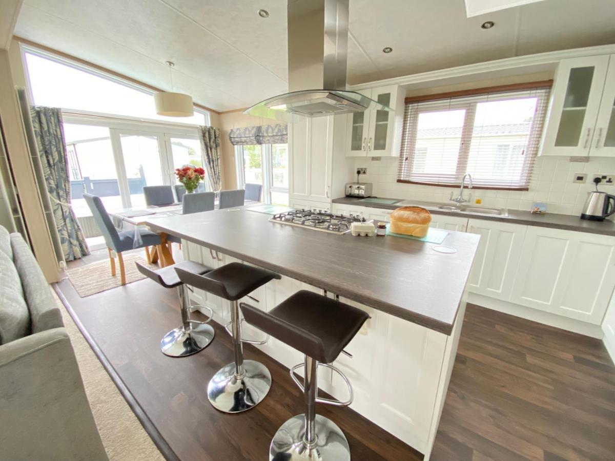 Wildflower, Premium Plus Hot Tub Lodge South Cerney Extérieur photo