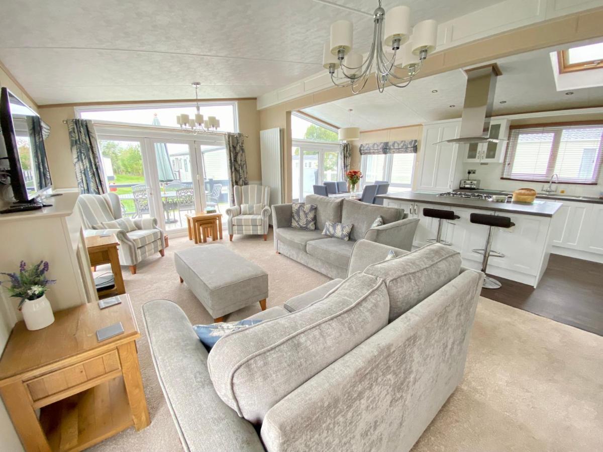 Wildflower, Premium Plus Hot Tub Lodge South Cerney Extérieur photo