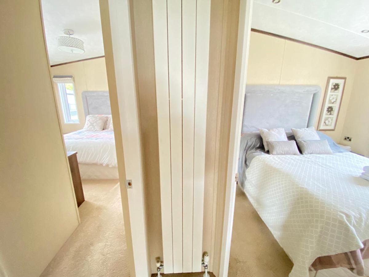 Wildflower, Premium Plus Hot Tub Lodge South Cerney Extérieur photo