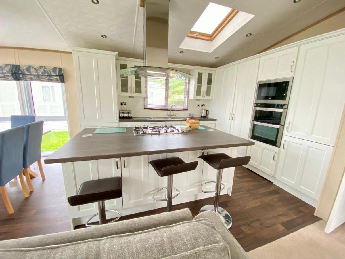 Wildflower, Premium Plus Hot Tub Lodge South Cerney Extérieur photo