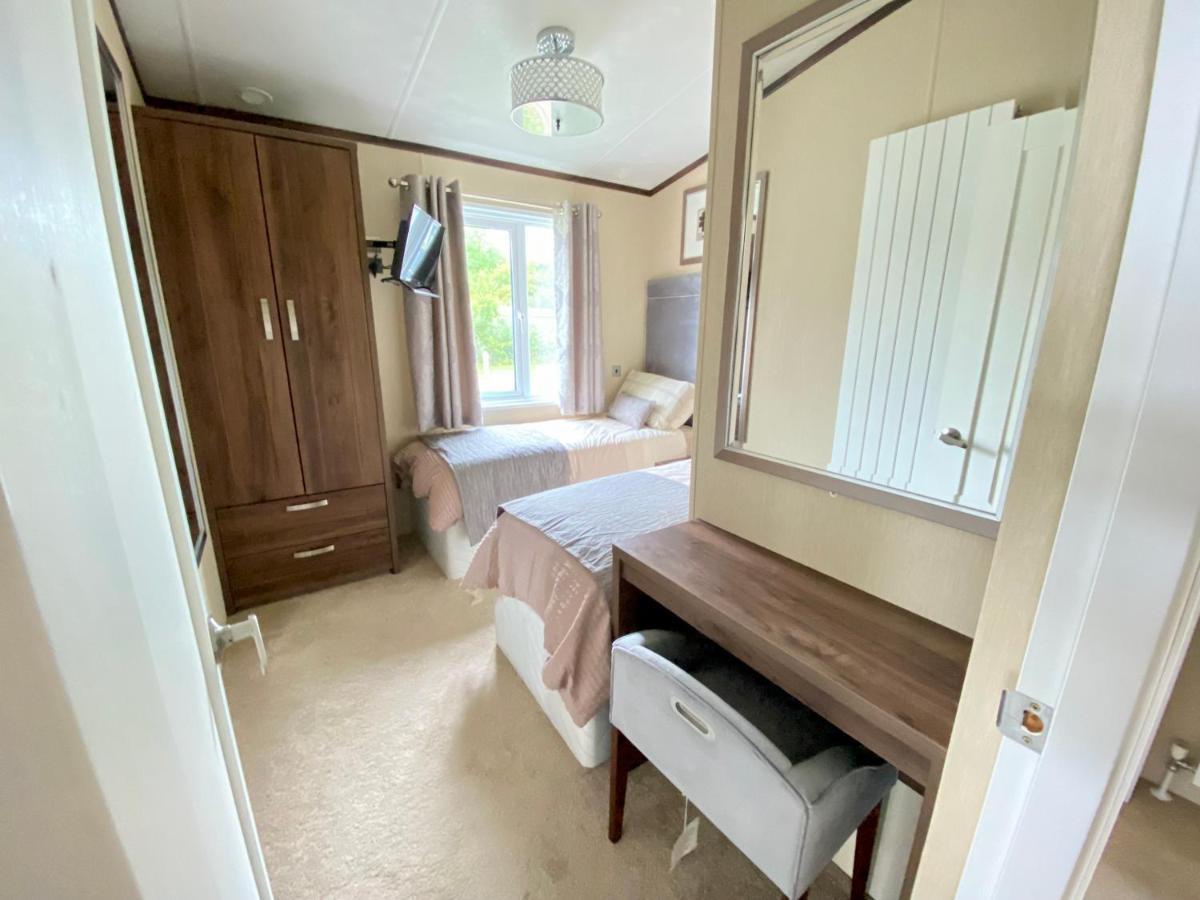 Wildflower, Premium Plus Hot Tub Lodge South Cerney Extérieur photo