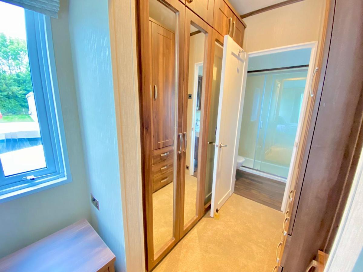 Wildflower, Premium Plus Hot Tub Lodge South Cerney Extérieur photo