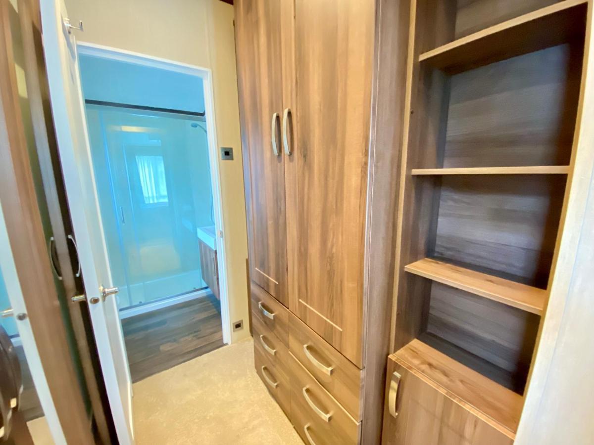 Wildflower, Premium Plus Hot Tub Lodge South Cerney Extérieur photo