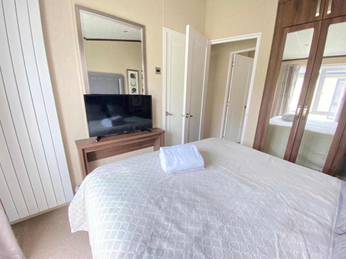 Wildflower, Premium Plus Hot Tub Lodge South Cerney Extérieur photo