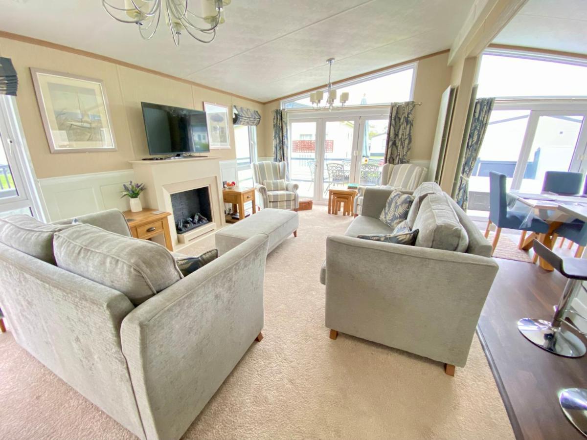 Wildflower, Premium Plus Hot Tub Lodge South Cerney Extérieur photo