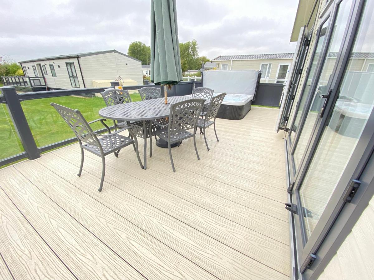 Wildflower, Premium Plus Hot Tub Lodge South Cerney Extérieur photo