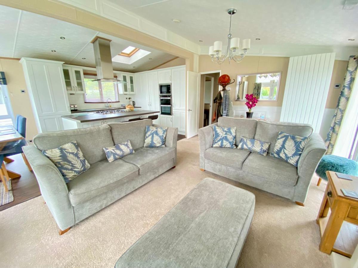 Wildflower, Premium Plus Hot Tub Lodge South Cerney Extérieur photo