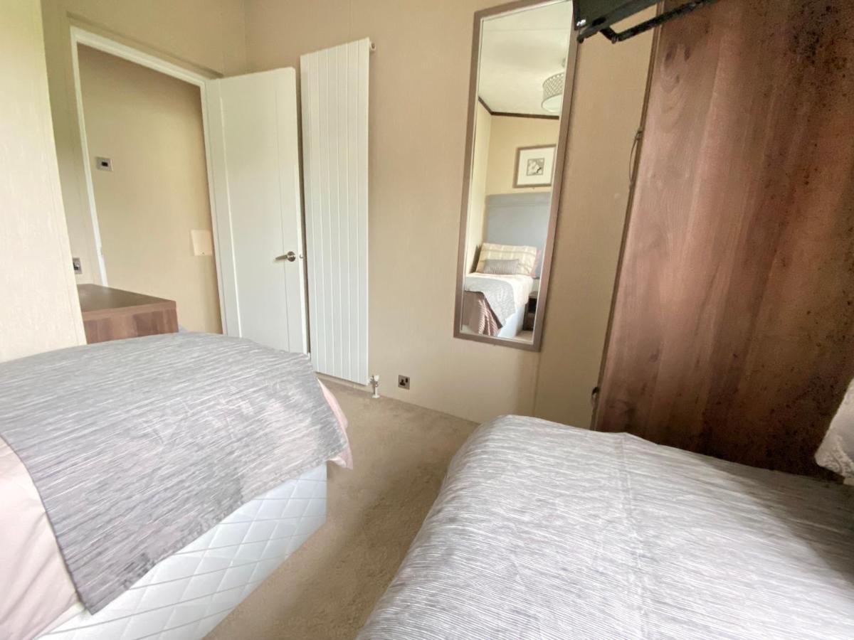 Wildflower, Premium Plus Hot Tub Lodge South Cerney Extérieur photo
