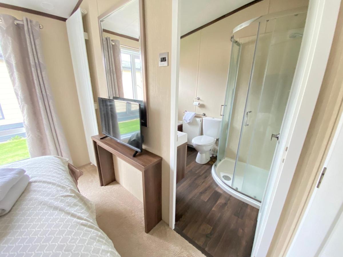 Wildflower, Premium Plus Hot Tub Lodge South Cerney Extérieur photo