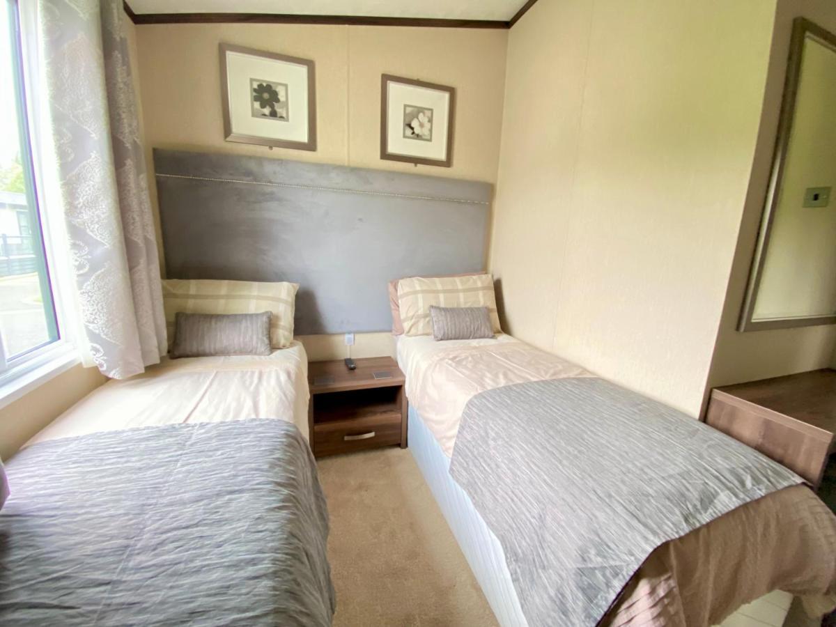 Wildflower, Premium Plus Hot Tub Lodge South Cerney Extérieur photo