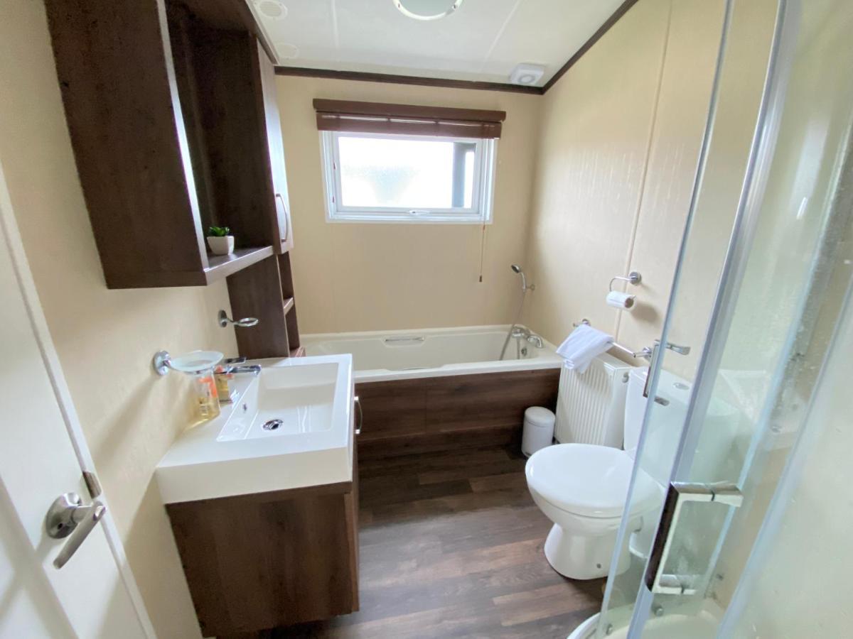 Wildflower, Premium Plus Hot Tub Lodge South Cerney Extérieur photo