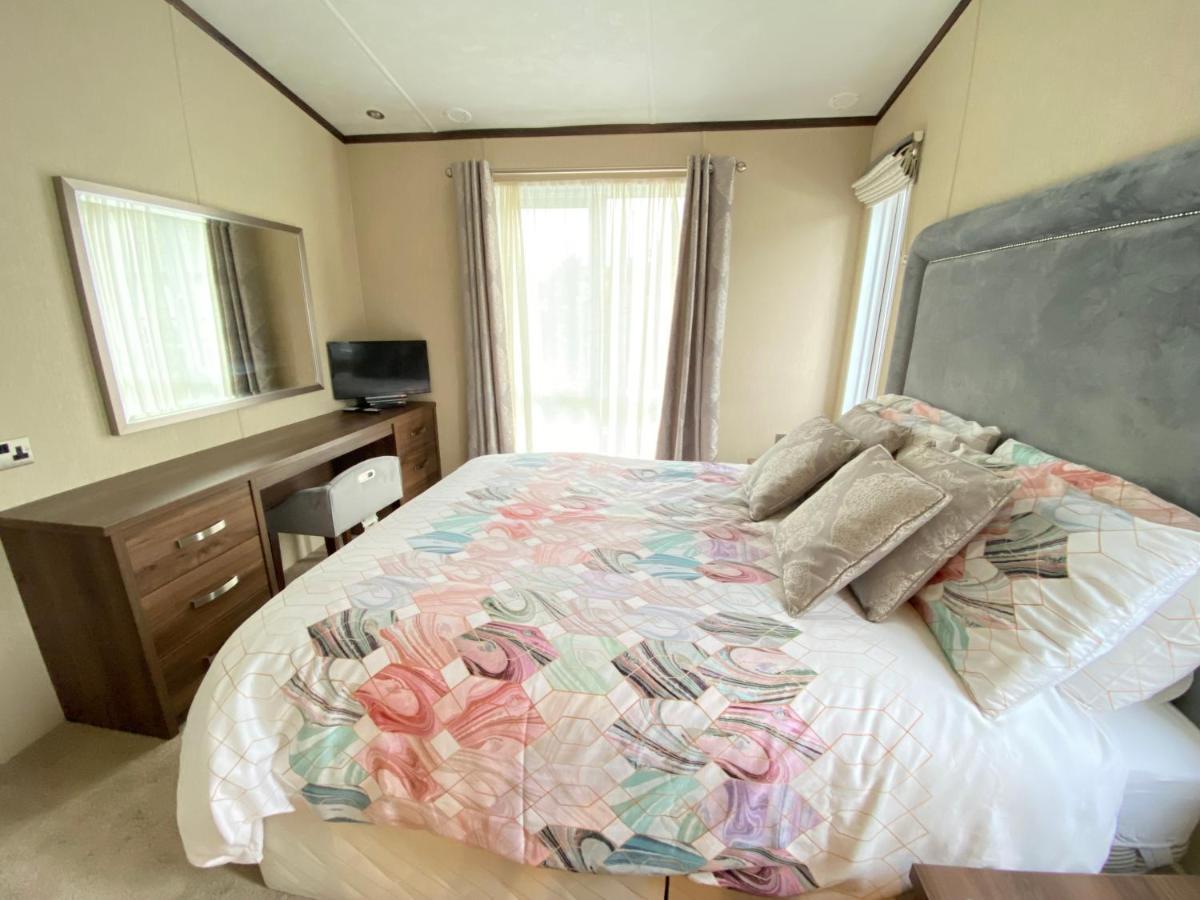 Wildflower, Premium Plus Hot Tub Lodge South Cerney Extérieur photo