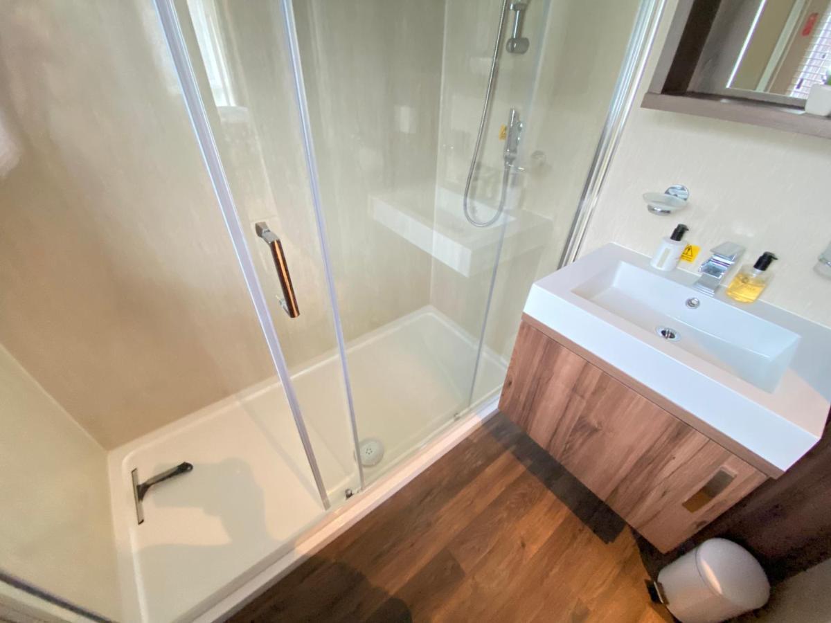 Wildflower, Premium Plus Hot Tub Lodge South Cerney Extérieur photo