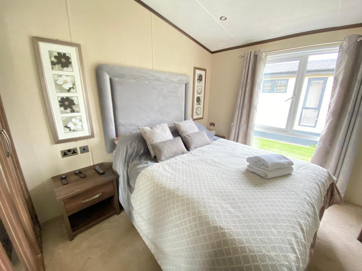 Wildflower, Premium Plus Hot Tub Lodge South Cerney Extérieur photo