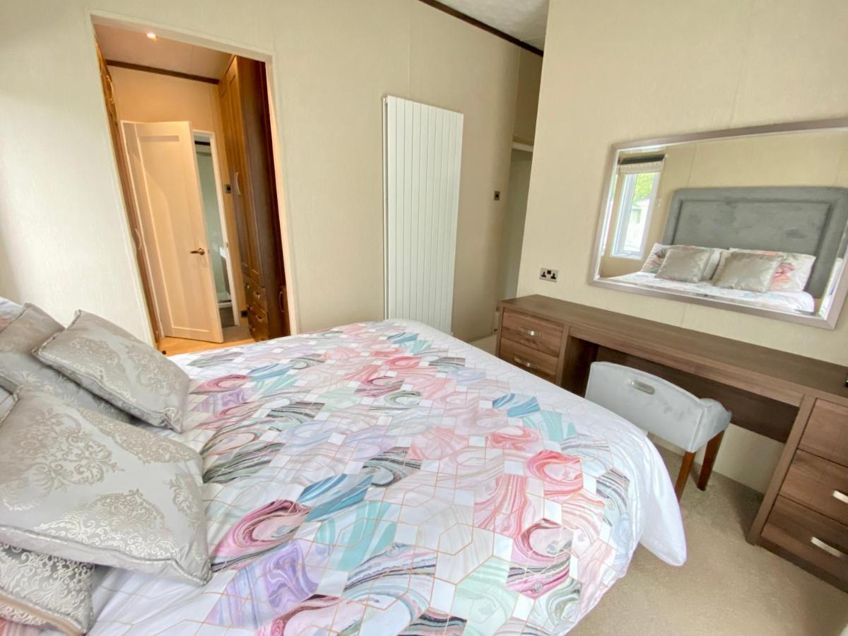 Wildflower, Premium Plus Hot Tub Lodge South Cerney Extérieur photo