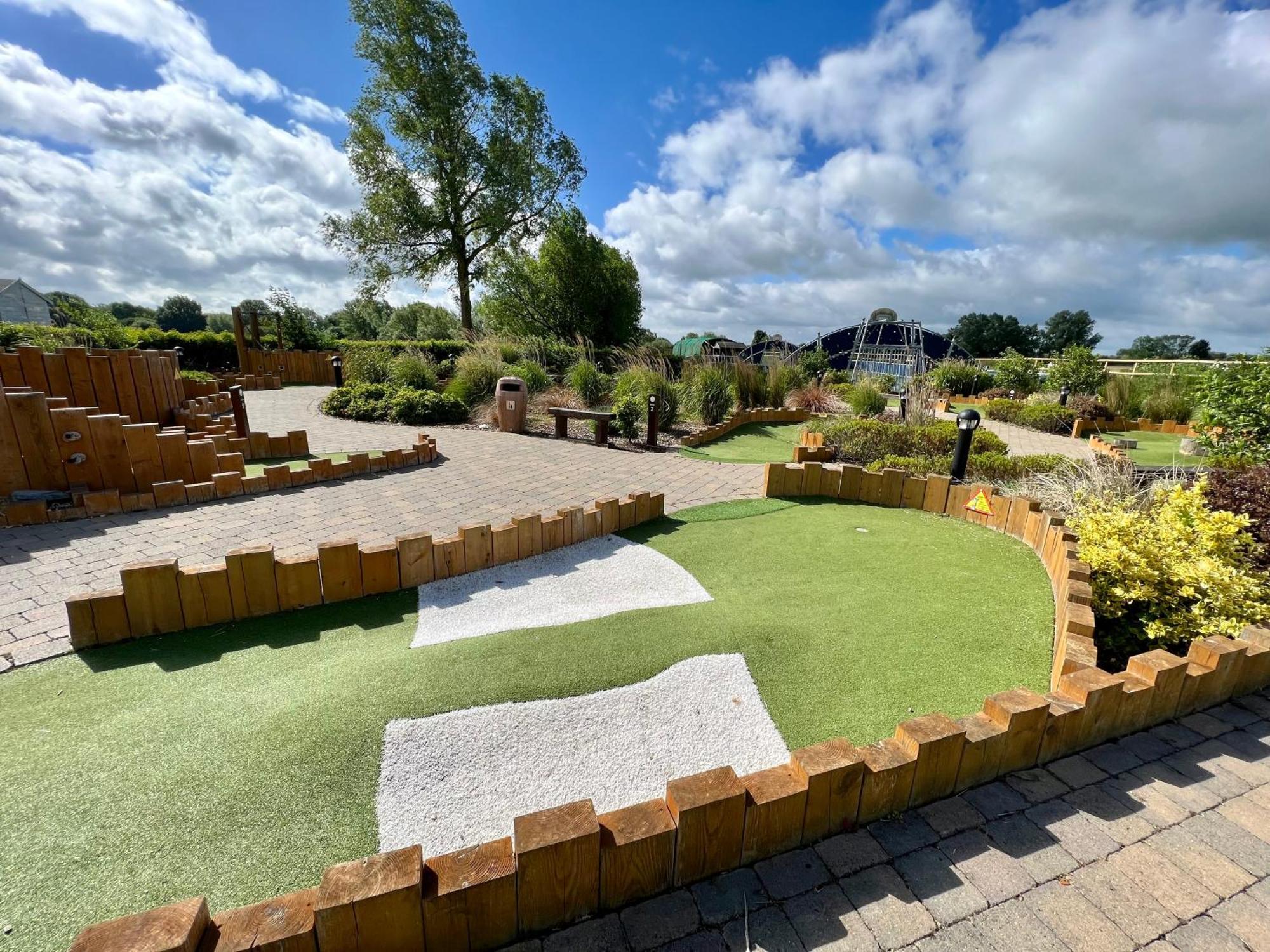 Wildflower, Premium Plus Hot Tub Lodge South Cerney Extérieur photo