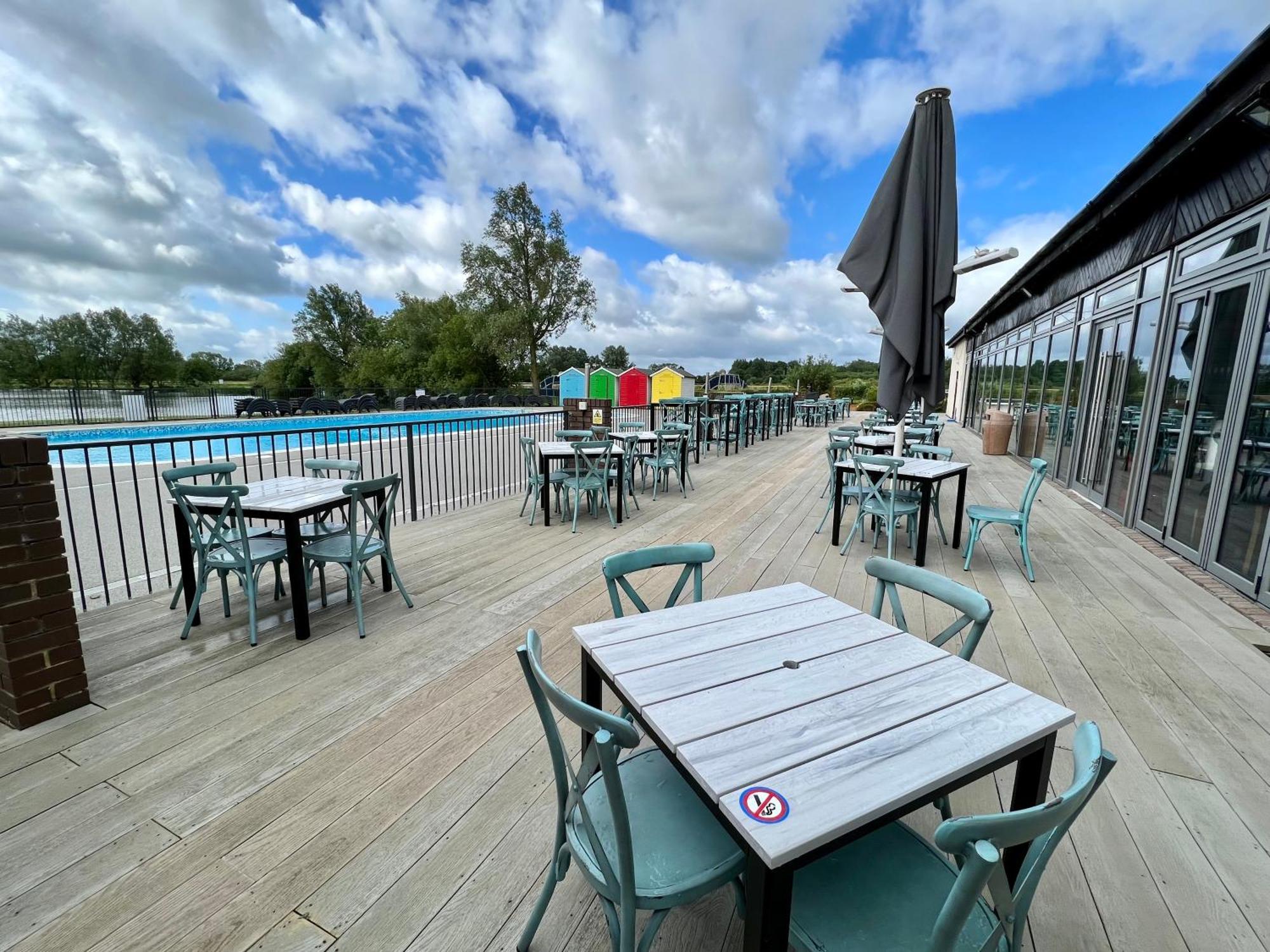 Wildflower, Premium Plus Hot Tub Lodge South Cerney Extérieur photo