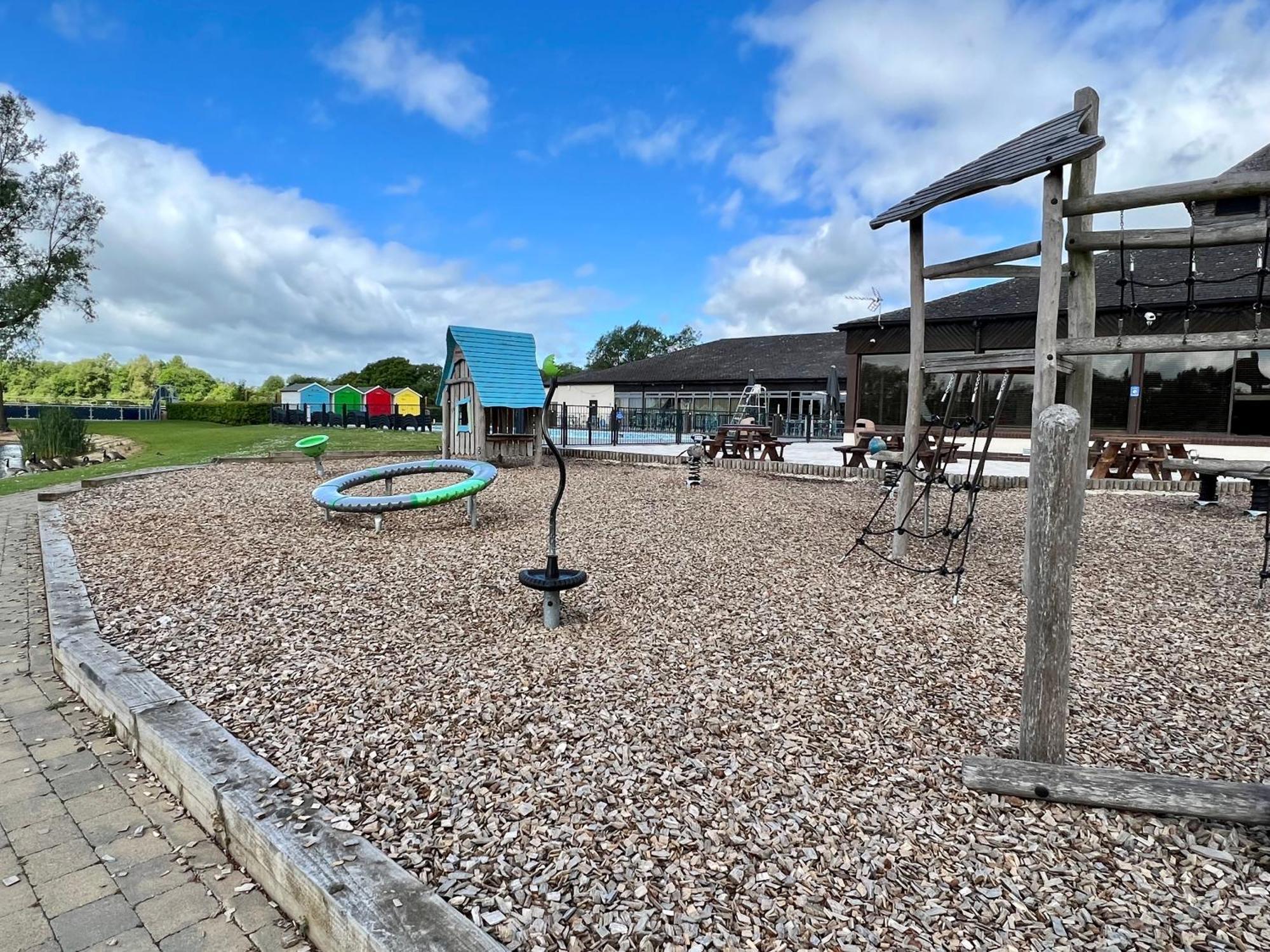 Wildflower, Premium Plus Hot Tub Lodge South Cerney Extérieur photo