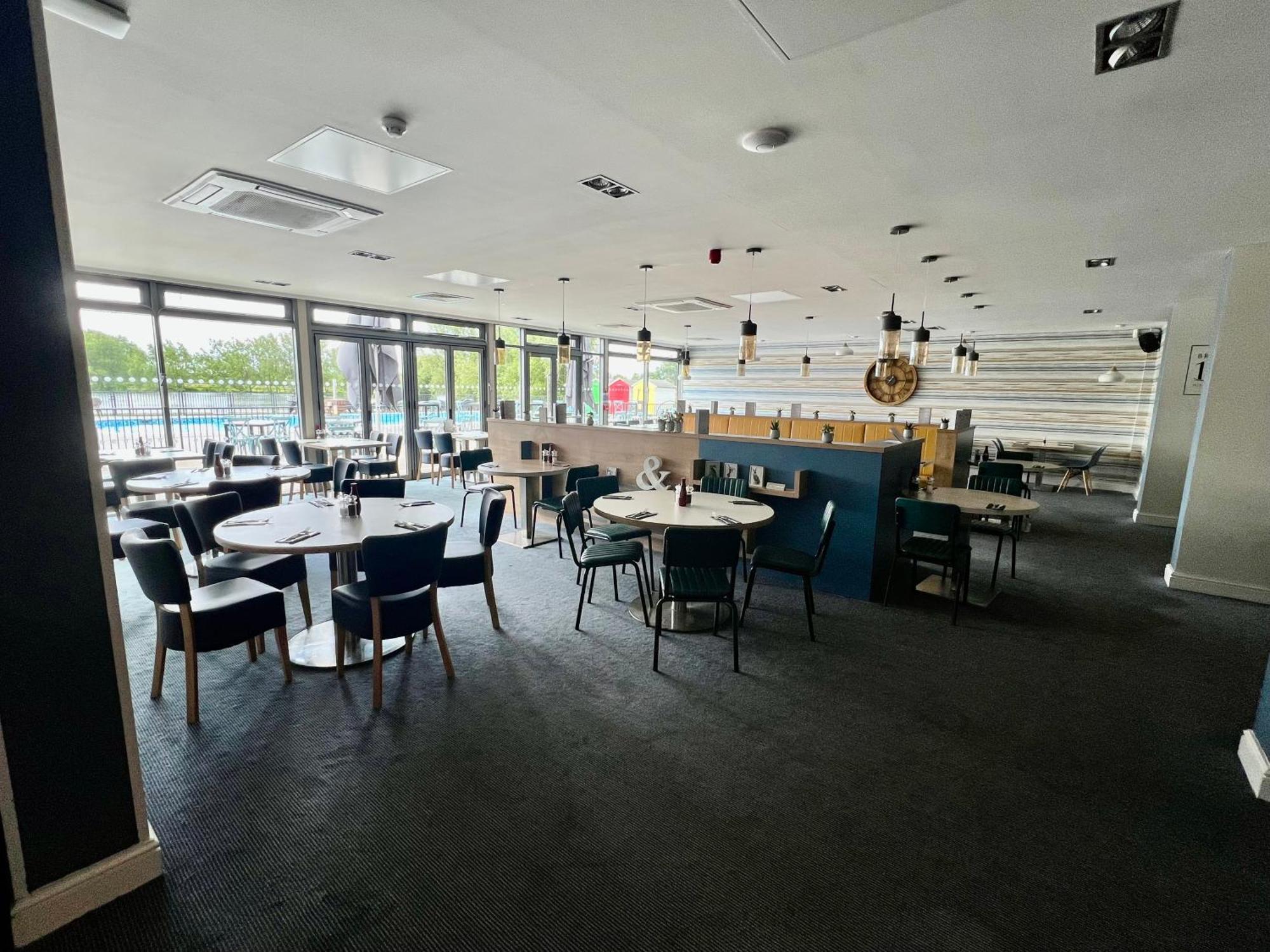 Wildflower, Premium Plus Hot Tub Lodge South Cerney Extérieur photo