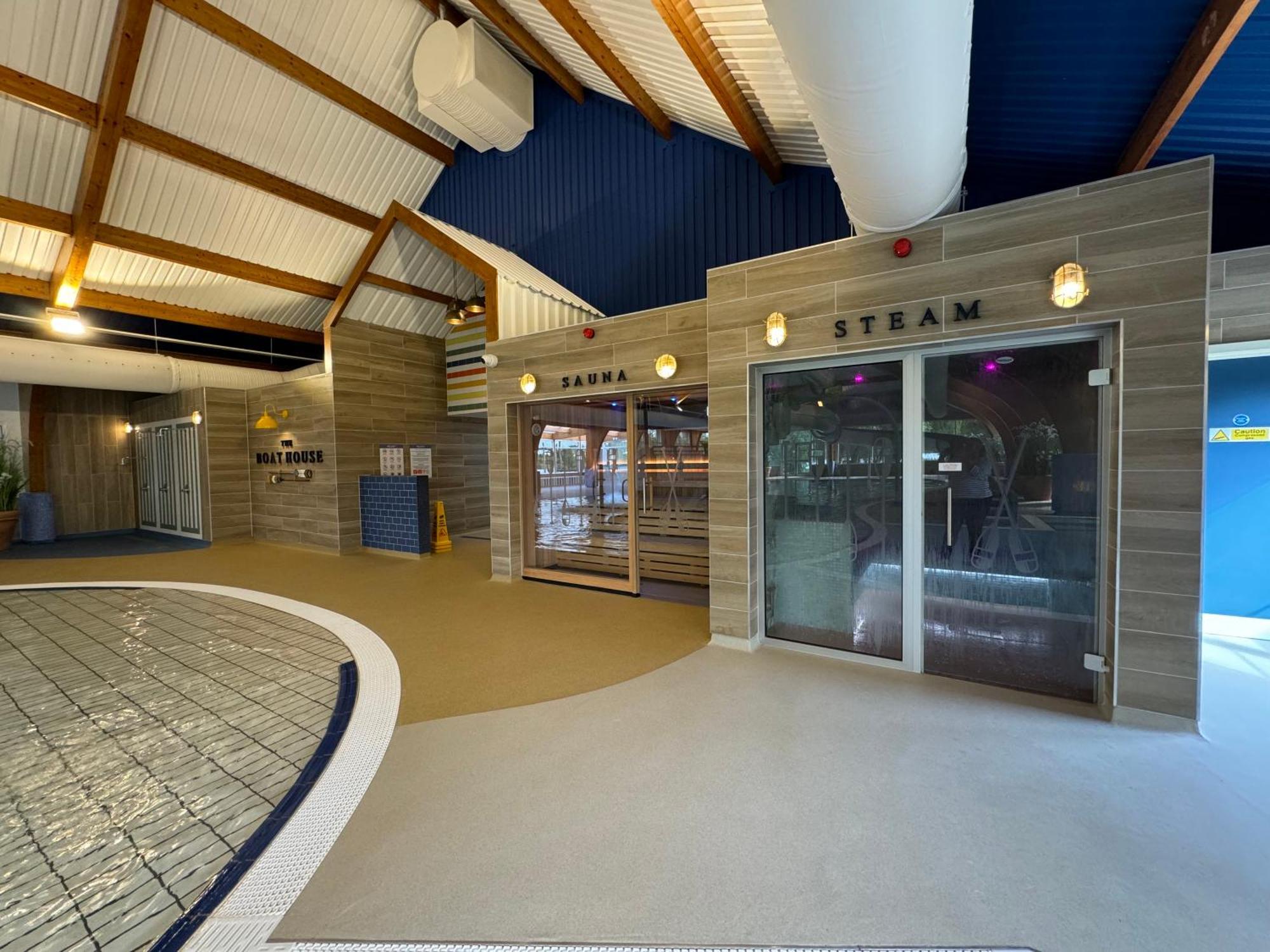 Wildflower, Premium Plus Hot Tub Lodge South Cerney Extérieur photo